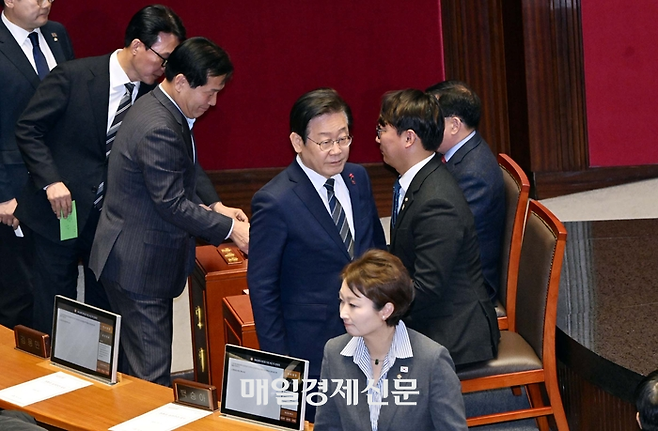 이재명 더불어민주당 대표가 7일 국회 본회의장에서 윤석열 대통령 탄핵안에 투표하고있다. 김호영기자