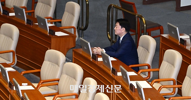 안철수 국민의힘 의원이 7일 국회 본회의장에 자리하고있다.김호영기자