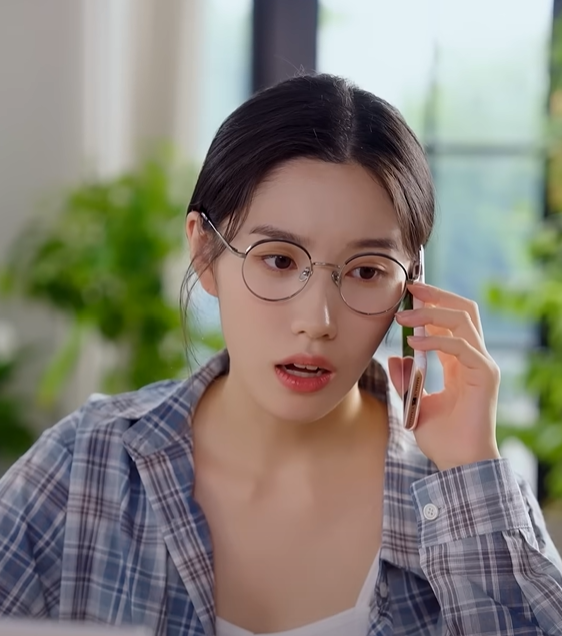 숏폼 드라마 ‘해야만 하는 쉐어하우스’에서 주인공이 쉐어하우스 참여를 권유받는 모습. 장면 캡처