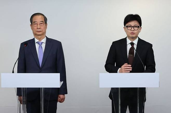 한덕수 국무총리(왼쪽)와 한동훈 국민의힘 대표는 8일 비상계엄 사태 이후 윤석열 대통령 퇴진에 대한 대국민담화를 발표했다. [사진 = 연합뉴스]