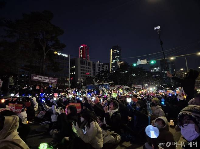 8일 오후 서울 여의도 국회의사당 앞에서 진행된 윤석열 대통령 탄핵 촉구 집회에 아이돌 응원봉을 든 시민들이 참석해 구호를 외치고 있다./사진=박진호 기자