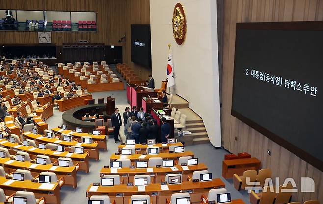 [서울=뉴시스] 조성우 기자 = 지난 7일 오후 서울 여의도 국회에서 열린 제418회국회(정기회) 제17차 본회의에서 검표요원들이 윤석열 대통령 탄핵소추안 표결에 대한 명패수를 확인하고 있다. 이날 본회의에 상정된 윤석열 대통령 탄핵소추안은 국민의힘 표결 불참에 따른 의결정족수(200명) 미달, '투표 불성립'으로 투표 종료 선언됐다. 2024.12.07. xconfind@newsis.com