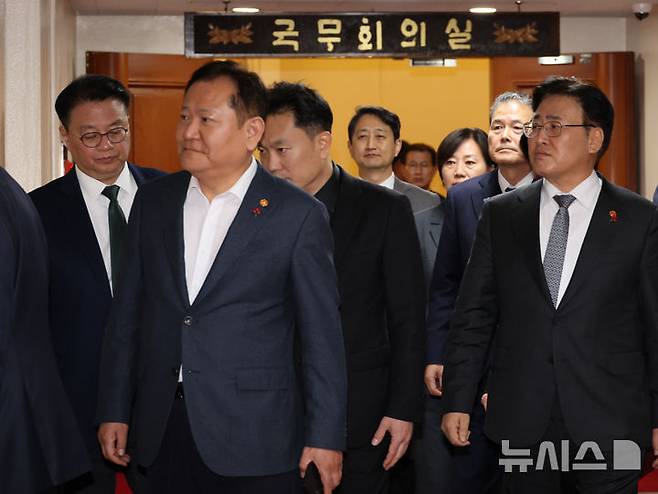 [서울=뉴시스] 김명원 기자 = 이상민 행정안전부 장관과 국무위원들이 지난 4일 오전 서울 종로구 정부서울청사에서 윤석열 대통령이 긴급 담화로 비상계엄 해제를 선언 가운데 한덕수 국무총리 주재로 긴급소집된 회의를 마친후 국무회의실을 나서고 있다. 2024.12.03. kmx1105@newsis.com