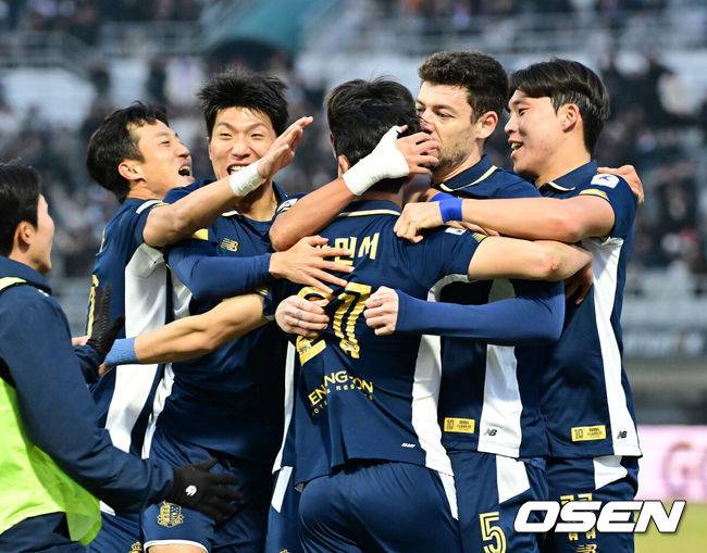 [OSEN=목동, 김성락 기자] 1일 오후 서울 양천구 목동종합운동장 목동주경기장에서 '하나은행 K리그 2024 승강 PO 1차전' 서울 이랜드와 전북 현대의 경기가 열렸다. K리그1 역대 최다 우승(9회)로 적수가 없었던 전북의 K리그 10위 승강 PO 추락은 많은 팬들에게 충격을 안겼다.전반 서울이랜드 오스마르가 동점 헤더슛을 넣은 뒤 동료 선수들과 기쁨을 나누고 있다. 2024.12.01 / ksl0919@osen.co.kr