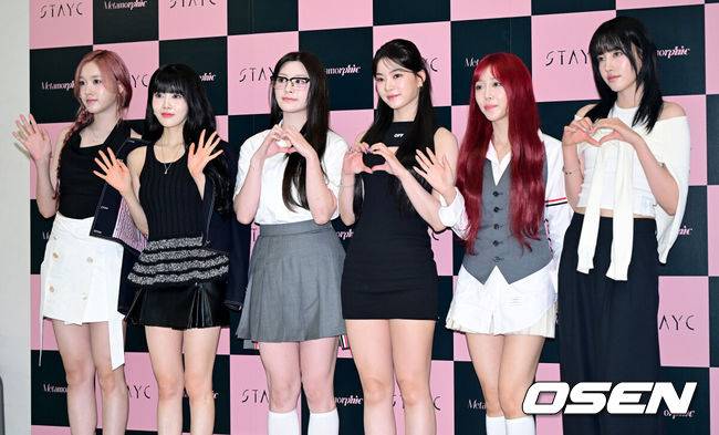 [OSEN=최규한 기자] 걸그룹 스테이씨가 2일 오후 서울 성수동의 한 카페에서 팝업 스토어 오픈 행사를 가졌다.스테이씨는 지난 1일 정규 앨범을 발매했다.스테이씨가 포토타임을 하고 있다. 2024.07.02 / dreamer@osen.co.kr