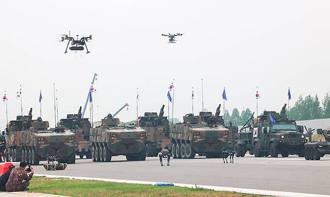 육군 드론들과 차륜형장갑차들, 로봇들이 행진하고 있다. 세계일보 자료사진