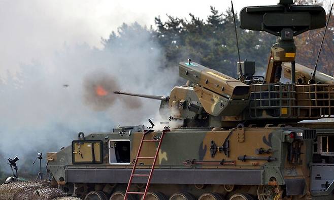 30㎜ 비호복합체계가 가상 표적을 향해 포를 쏘고 있다. 세계일보 자료사진