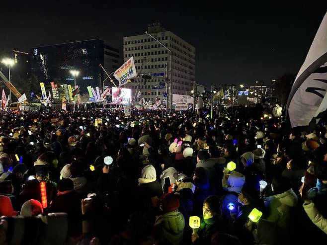 7일 오후 9시경 국회 앞에 집회 참가자들이 운집해 있다. ⓒ시사저널 정윤경