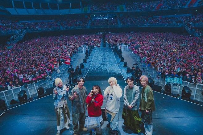 공연 이틀간 2만을 훌쩍 넘는 관객 동원에 성공하며 높은 국내 인기를 체감케 한 요아소비 사진제공|리벳(LIVET), KATO SHUMPEI, RISA NISHIMURA