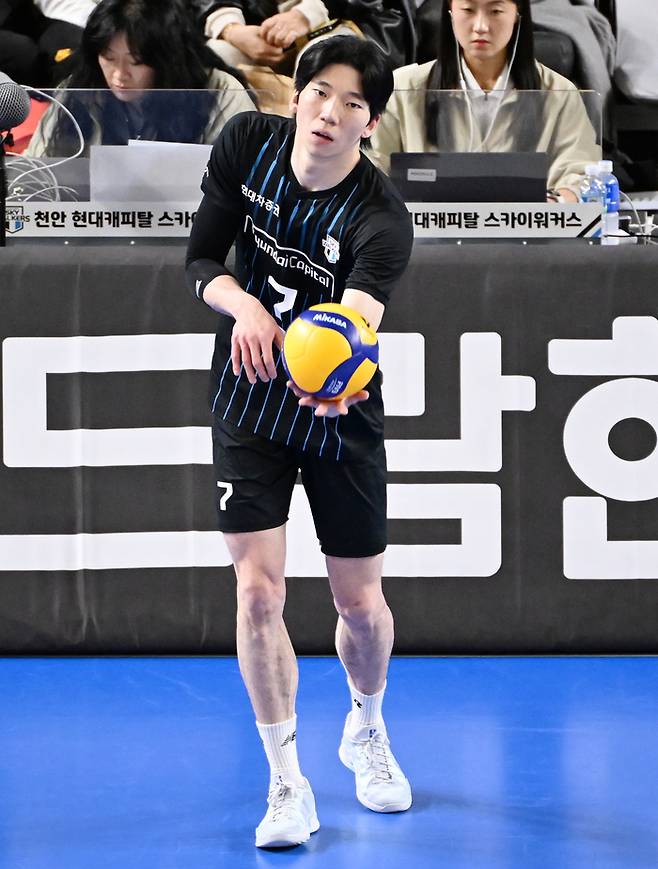 서브를 준비하는 허수봉. KOVO 제공