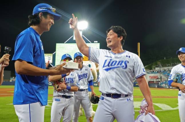 오승환(오른쪽)이 구자욱과 함께 웃고 있다. /사진=삼성 라이온즈 제공