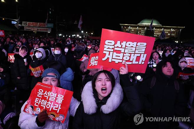 윤 대통령 탄핵안 처리 무산.. 실망한 집회 참가자 (서울=연합뉴스) 임헌정 기자 = 7일 오후 서울 여의도 국회 앞에서 열린 '내란죄 윤석열 퇴진! 국민주권 실현! 사회대개혁! 범국민촛불대행진'에서 참가자들이 탄핵안 처리 자체가 무산되자 실망하고 있다. 2024.12.7 kane@yna.co.kr