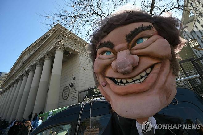 지난 8월 7일 정부 개혁안에 반대하는 시위대의 '밀레이 얼굴 모형'  [AFP 연합뉴스 자료사진, 재판매 및 DB 금지]