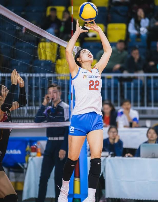 이진이 토스하고 있다