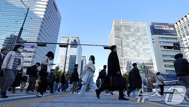 서울 도심에서 두터운 옷차림을 한 시민들이 출근길 발걸음을 재촉하고 있다. /뉴스1 ⓒ News1 이동해 기자