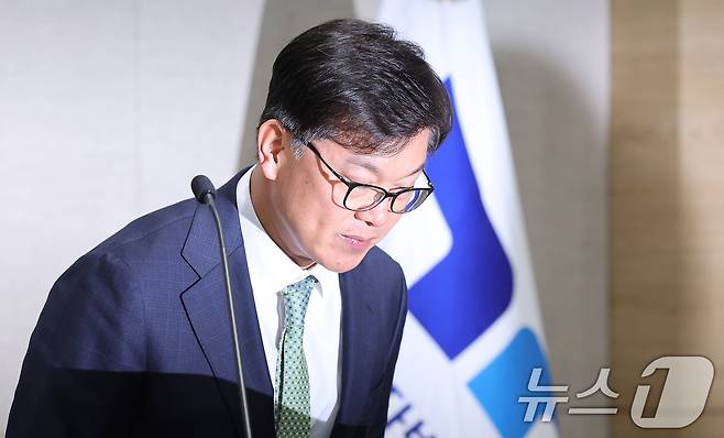 이재승 고위공직자범죄수사처 차장이 9일 오전 정부과천청사 공수처에서 검찰 및 경찰 측에게 윤석열 대통령의 비상계엄 사태와 관련한 사건 이첩을 요청하기 위한 브리핑을 하기 앞서 인사하고 있다. 2024.12.9/뉴스1 ⓒ News1 장수영 기자