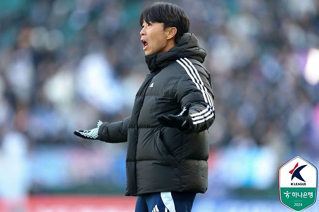 김두현 감독이 8일 서울 이랜드전에서 항의하고 있다. 사진 | 한국프로축구연맹