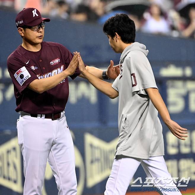 11일 잠실야구장에서 열린 키움과 LG의 경기, 키움이 9대5로 승리했다. 승리의 기쁨을 나누는 키움 홍원기 감독과 하영민의 모습. 잠실=허상욱 기자 wook@sportschosun.com/2024.09.11/