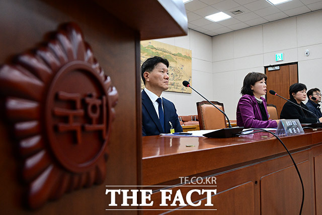 이윤찬 충암고 교장, 오세현 충암고 학부모회 회장, 유영주 숙명여대 민주동문회장, 장문석 경희대 교수(왼쪽부터)가 전체회의에 참석해 의원들의 질의에 답변하고 있다.