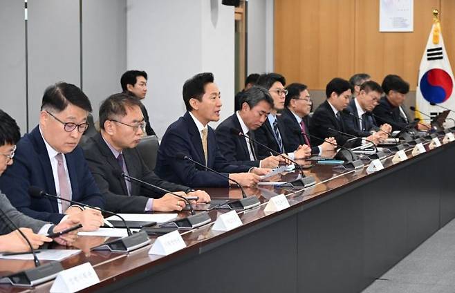 오세훈 서울시장이 9일 오전 서울 중구 서울시청에서 열린 간부회의에서 모두발언을 하고 있다. 서울시 제공