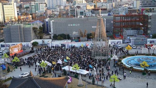 지난 8일 광주 동구 5·18민주광장에서 진행된 5차 광주시민 총궐기대회에 참석한 시민들이 "윤석열 즉각 탄핵하라" 구호를 외치고 있다. 송보현 기자