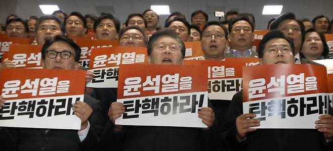 7일 윤석열 대통령 탄핵소추안이 의결 정족수 미달로 폐기되자 더불어민주당 의원들이 국회 본관 로텐더홀에 모여 표결에 불참한 국민의힘 의원들에 대한 규탄 대회를 하고 있다. 앞줄 왼쪽부터 민주당 김민석 최고위원, 이재명 대표, 박찬대 원내대표. /이덕훈 기자