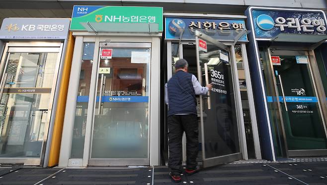 서울 시내에 설치된 시중은행 ATM 기기 모습. /뉴스1