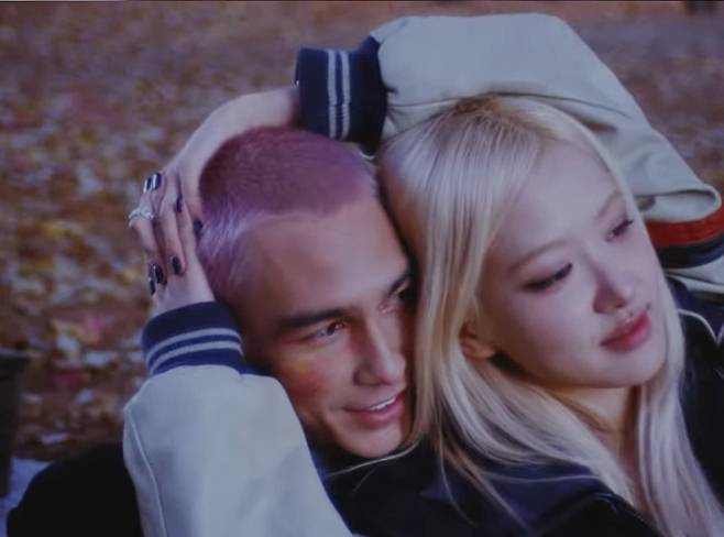 로제의 정규 1집 ‘Rosie’의 타이틀곡 ‘Toxic Till The End’의 뮤직비디오 장면. 로제가 미국 드라마 ‘가십걸’에 나온 에번 모크와 함께 연인으로 출연했다. 더블랙레이블 제공