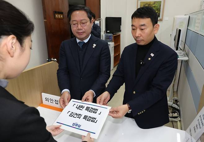 김승원 더불어민주당 법제사법위원회 야당 간사(왼쪽)와 김용민 원내수석부대표가 9일 오전 서울 여의도 국회 의안과에 ‘내란특검법’과 ‘김건희특검법’을 제출하고 있다. 뉴스1