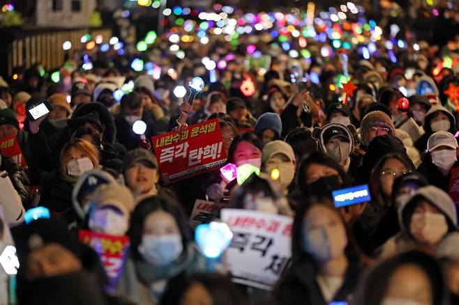 8일 오후 서울 여의도 국회 앞에서 열린 윤석열 탄핵 및 구속을 촉구하는 촛불문화제에서 참가자들이 관련 손팻말과 응원봉을 들고 있다. 2024.12.8 /사진=연합뉴스