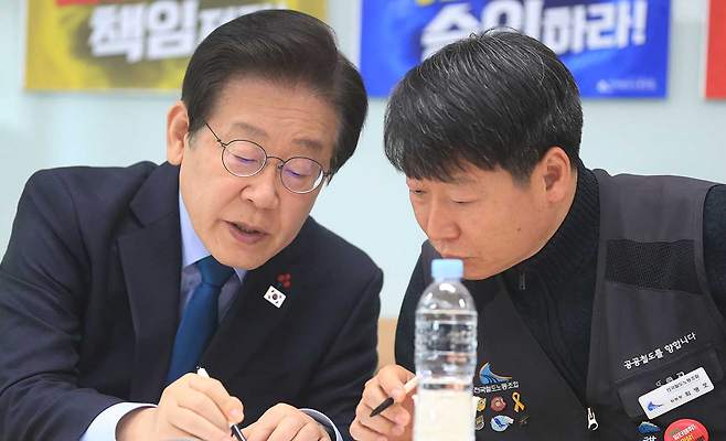 철도노조 파업 닷새째를 맞이한 9일 오후 서울 용산구 철도회관을 찾은 더불어민주당 이재명 대표가 최명호 전국철도노동조합 위원장과 대화를 나누고 있다. 2024.12.9 [국회사진기자단]