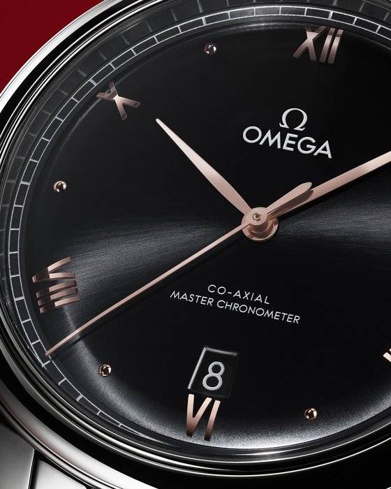 봉긋한 돔 형 다이얼에 맞춰 시곗바늘 끝도 구부렸다. 이로 인해 가독성이 뛰어나다. [사진 오메가]