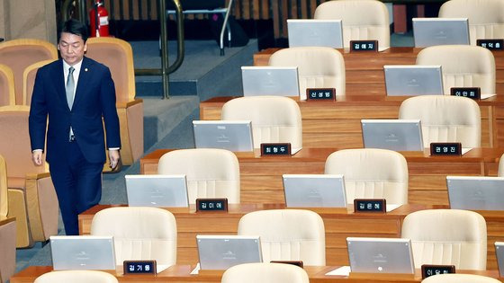 국민의힘 안철수 의원이 7일 오후 국회 본회의장에서 윤석열 대통령 탄핵소추안 투표를 하고 있다. 이날 탄핵안 표결 당시 안 의원을 제외한 국민의힘 의원들은 본회의장에서 집단 퇴장했다. 이후 김예지, 김상욱 의원이 본회의장에 돌아와 투표했다. 연합뉴스