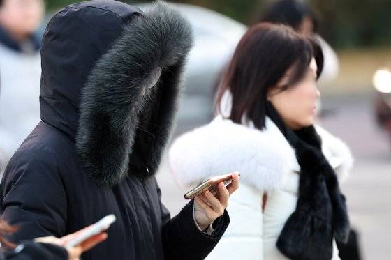 영하권 추위가 찾아온 3일 오전 서울 세종대로사거리에서 출근길 시민들이 발걸음을 재촉하고 있다. 뉴스1