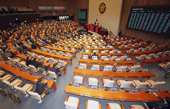 지난 4일 새벽 서울 여의도 국회에서 열린 본회의에서 비상계엄 해제요구안이 가결됐다. 뉴시스