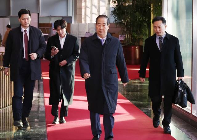 한덕수 국무총리가 9일 서울 종로구 정부서울청사로 출근하고 있다. 연합뉴스