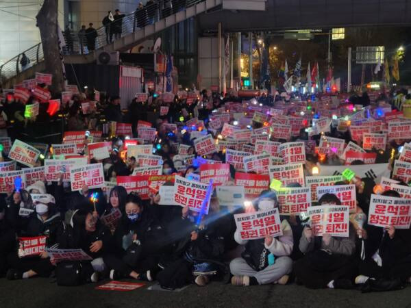 9일 오후 인천 남동구 롯데백화점 인천점 인근 거리에서 열린 집회 참가자들이 윤석열 대통령 탄핵을 외치고 있다. 황남건기자