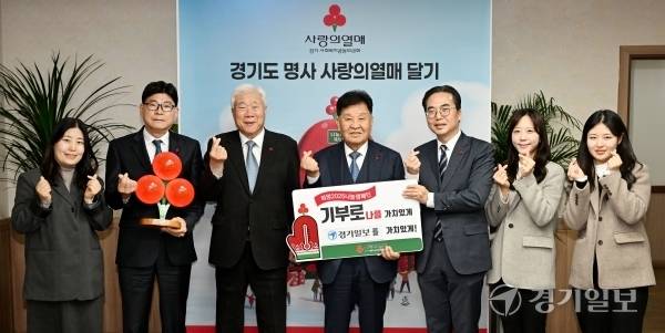 9일 경기일보사 접견실에서 열린 ‘2025 경기도 명사 사랑의 열매 달기 릴레이’ 행사에서 본보 신항철 대표이사 회장, 이순국 대표이사 사장, 김영진 상무이사와 김효진 경기사랑의열매 사무처장 등이 사랑의 열매 배지를 달고 기념촬영을 하고 있다. 김시범기자