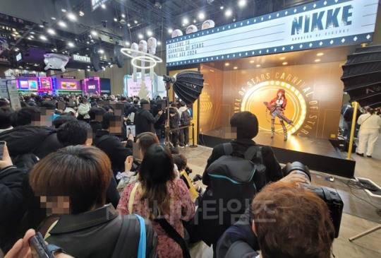 니케 부스에서 코스프레 행사가 열리고 있다. 사진 : 이동근 기자