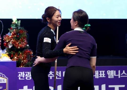 경기 후 김보미를 위로하는 김가영(왼쪽)