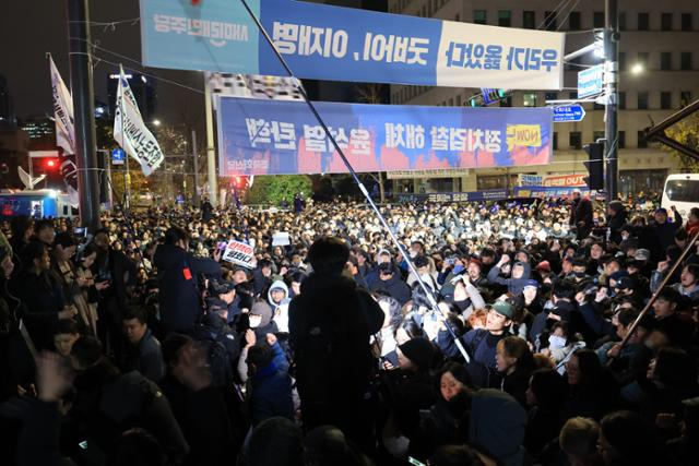 윤석열 대통령이 비상계엄을 선포한 가운데 지난 4일 0시쯤 서울 여의도 국회의사당 앞에서 시민들이 계엄해제 구호를 외치고 있다. [사진 = 연합뉴스]