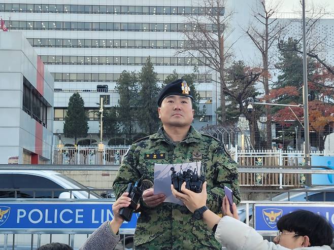 김현태 특전사령부 제707특수임무단장(대령) 서울 용산구 전쟁기념관 앞 긴급 기자회견을 열고 울먹이고 있다. / 사진=김인한 기자