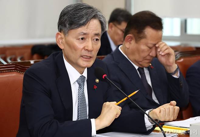 (서울=뉴스1) 김민지 기자 = 조지호 경찰청장이 5일 오후 서울 여의도 국회에서 열린 비상계엄 관련 행정안전위원회 전체회의에서 계엄 사태에 관한 질의에 답변하고 있다. 오른쪽은 이상민 행정안전부 장관. 2024.12.5/뉴스1  Copyright (C) 뉴스1. All rights reserved. 무단 전재 및 재배포,  AI학습 이용 금지. /사진=(서울=뉴스1) 김민지 기자