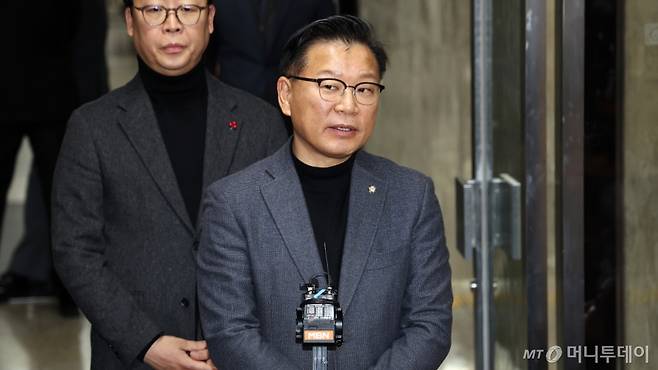 국민의힘 정국안정화 태스크포스(TF) 위원장에 내정된 이양수 의원이 9일 오후 서울 여의도 국회에서 의원총회를 마친 뒤 취재진의 질문에 답하고 있다. 2024.12.9/뉴스1 Copyright (C) 뉴스1. All rights reserved. 무단 전재 및 재배포, AI학습 이용 금지.