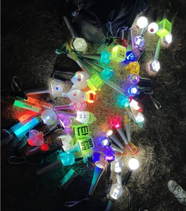 X(옛 트위터)에 올라온 집회 현장에서의 K-팝 응원봉 [X 캡처]