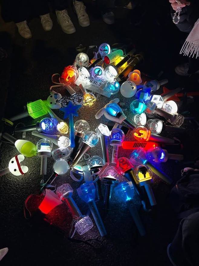 [서울=뉴시스] 서울 여의도에서 열린 윤석열 대통령 퇴진 촉구 집회에 등장한 K팝 아이돌 응원봉. (사진 = 엑스 KIMGXXXXX 계정 캡처) 2024.12.08. photo@newsis.com *재판매 및 DB 금지