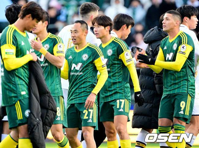 [OSEN=전주, 조은정 기자]전북 현대가 8일 전주월드컵경기장에서 열린 하나은행 K리그 승강 플레이오프 2차전서 서울이랜드에 2-1로 승리했다.&nbsp;이날 승리로&nbsp;전북은 승강 플레이오프 1, 2차전 합계 4-2로 서울 이랜드를 따돌리고 K리그 1 잔류에 성공했다.&nbsp;전북 문선민(27번) 티아고(9번)을 비롯한 양팀 선수단이 인사를 나누고 있다. 2024.12.08 /cej@osen.co.kr