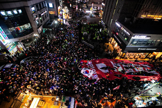 ▲ 9일 서울 여의도 국회 앞에서 열린 '내란죄 윤석열 퇴진 범국민촛불대행진' 집회 뒤 국민의힘 중앙당사로 행진한 시민들이 '내란동조 국민의힘'이라고 적힌 현수막을 찢고 있다. ⓒ민주노총