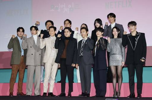 9일 서울 중구 동대문디자인플라자(DDP)에서 열린 넷플릭스 시리즈 ‘오징어 게임’ 시즌2 제작발표회에서 황동혁 감독(앞줄 왼쪽 네번째)을 비롯한 출연진이 포즈를 취하고 있다. 연합뉴스
