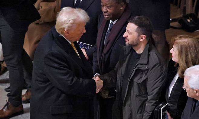 도널드 트럼프 미국 대통령 당선인(좌측)과 볼로디미르 젤렌스키 우크라이나 대통령(우측). EPA연합뉴스